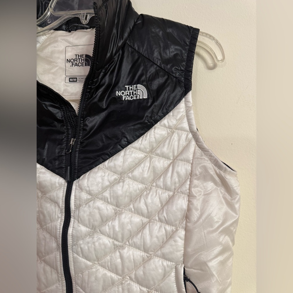 The North Face Black Pearl White Thermoball Womens Quilted Puffer Vest Medium M - Picture 3 of 4